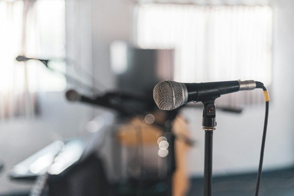 a microphone that is sitting on a stand